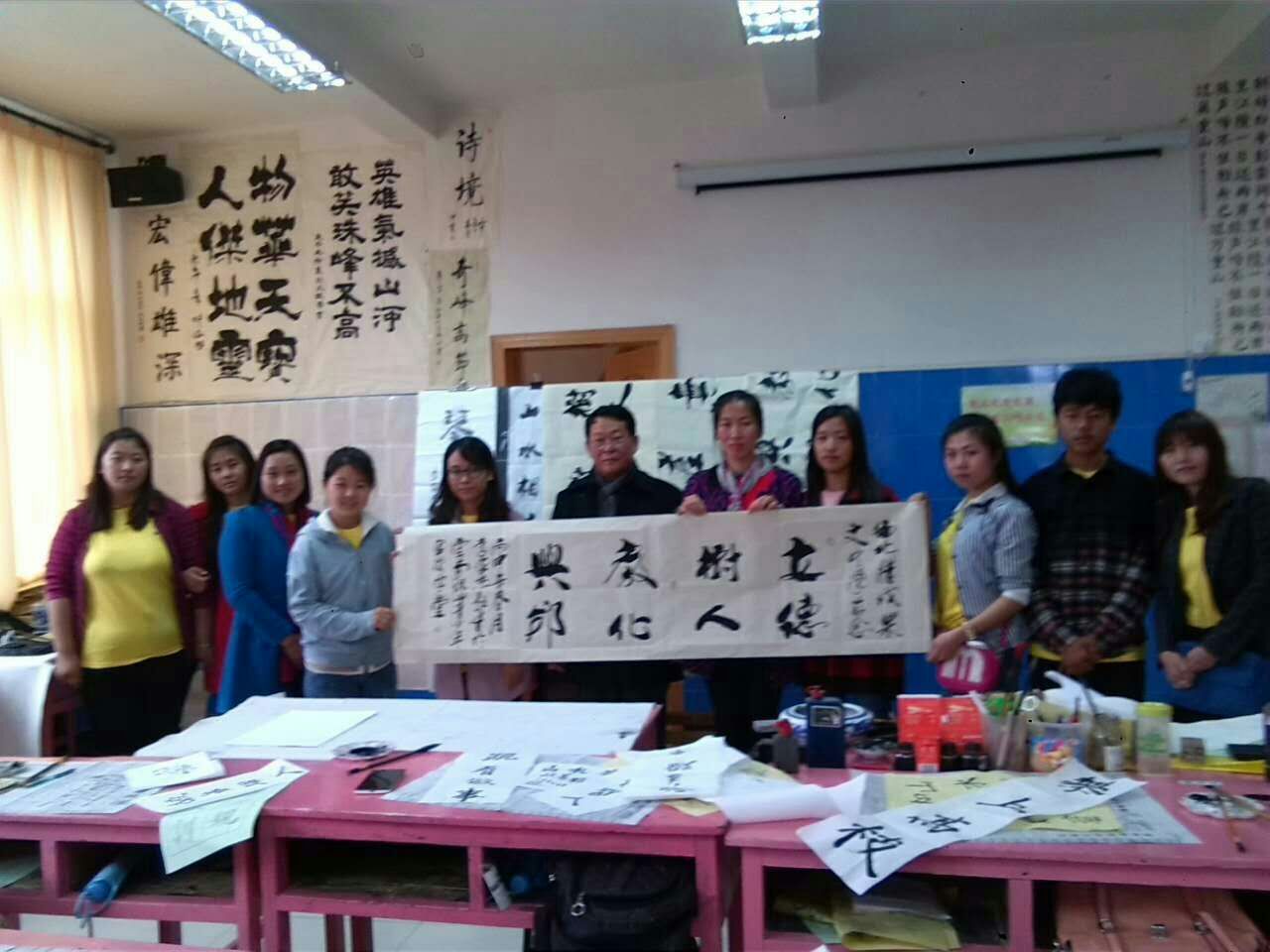盟员李家杰老师给缅甸华侨做学字文化交流讲座。